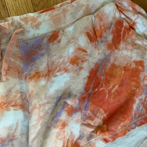 Old navy pocketed drawstring lounge shorts! - Picture 4 of 10